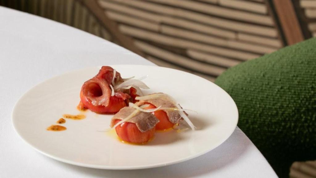 Ensalada de tomate dulce con ventresca de atún.