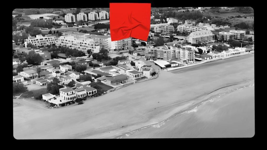 Vista aérea de la Playa de Les Deveses en Dénia.
