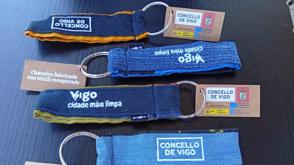 Los llaveros hechos con ropa reciclada que repartirá el Concello de Vigo