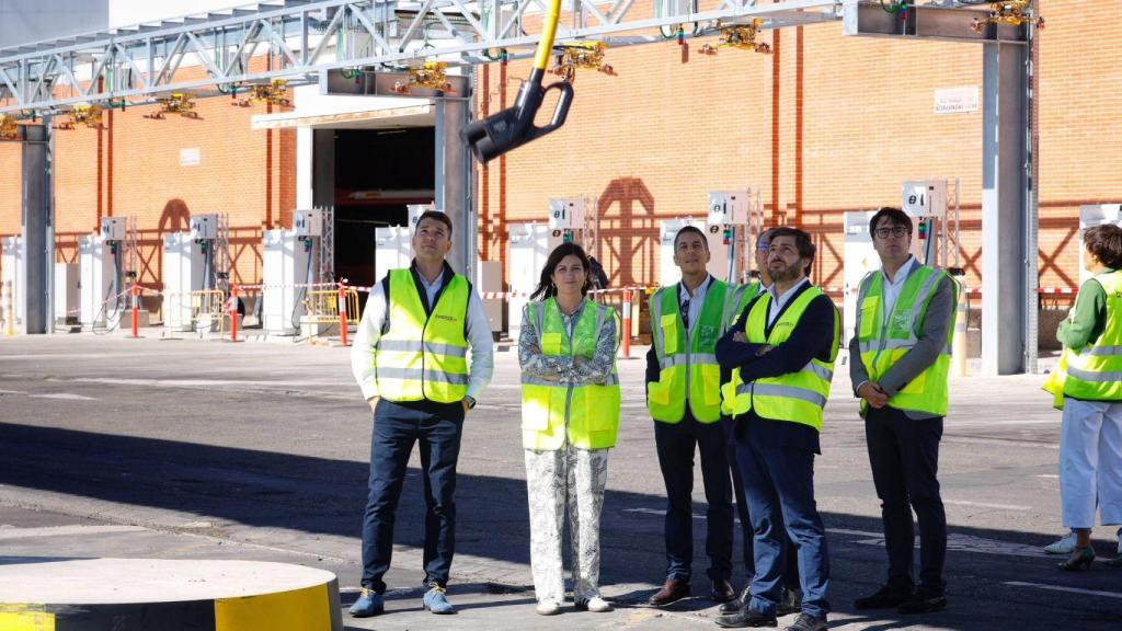 La concejala de Movilidad, Tatiana Gaudes, junto al director de Avanza en Aragón, Carlos Agulló, en cocheras.