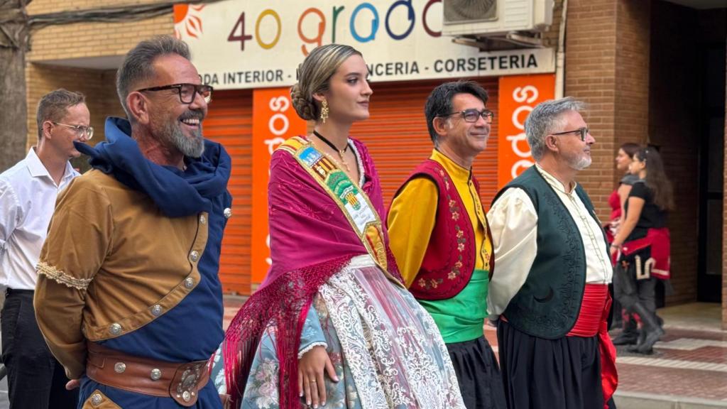 El alcalde, Pachi Pascual, en las fiestas de Moros y Cristianos junto al concejal de Fiestas, Cristian Gil, a la Reina de las Fiestas de 2024, Marina Lillo, y al presidente de la Unión de Comparsas Ber-Largas, Ricardo Bernabeu.