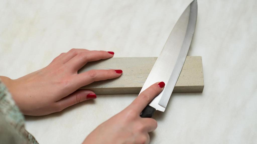 Afilando un cuchillo.
