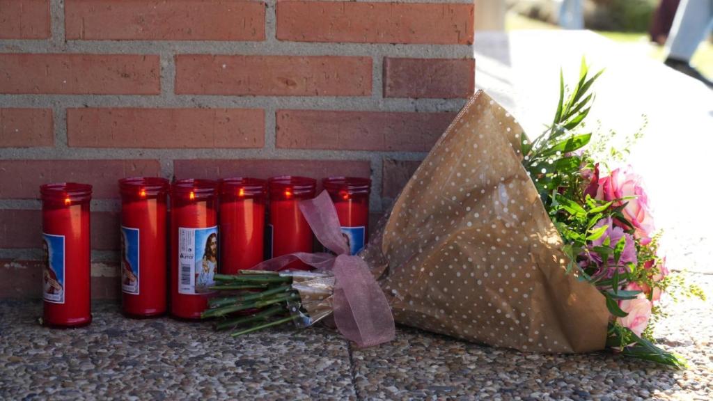Las velas y el ramo de flores depositados en recuerdo de Saray en el Campus de Ponferrada de la ULE