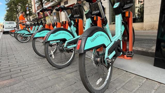 Una rueda desgastada de una bici eléctrica en el centro de Valladolid