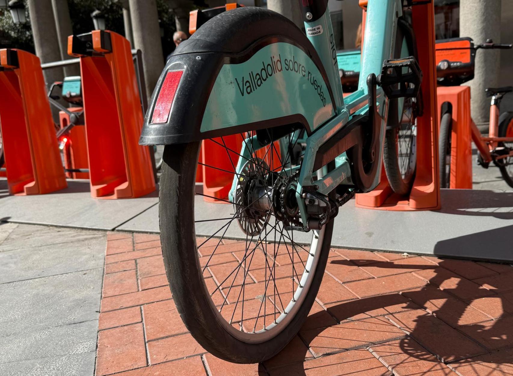 Una rueda sin dibujo en Fuente Dorada