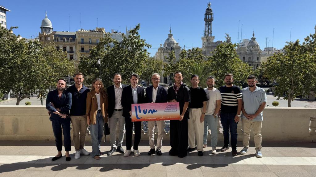 Equipo organizador de la gala, con el concejal de Fallas en el centro. EE