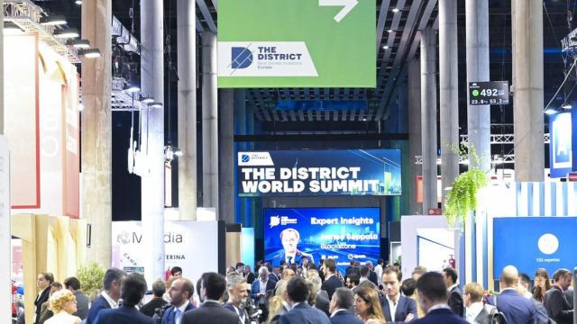 Gran ambiente en los pasillos de The District 2024.