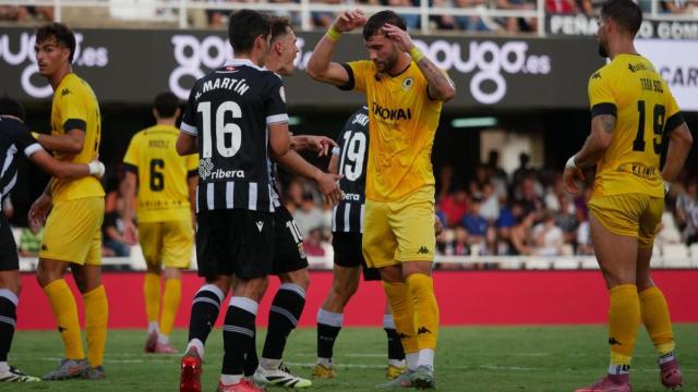 Jugadores del Hércules y del Cartagena durante el partido del domingo.