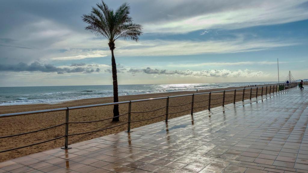 Una playa durante un día lluvioso