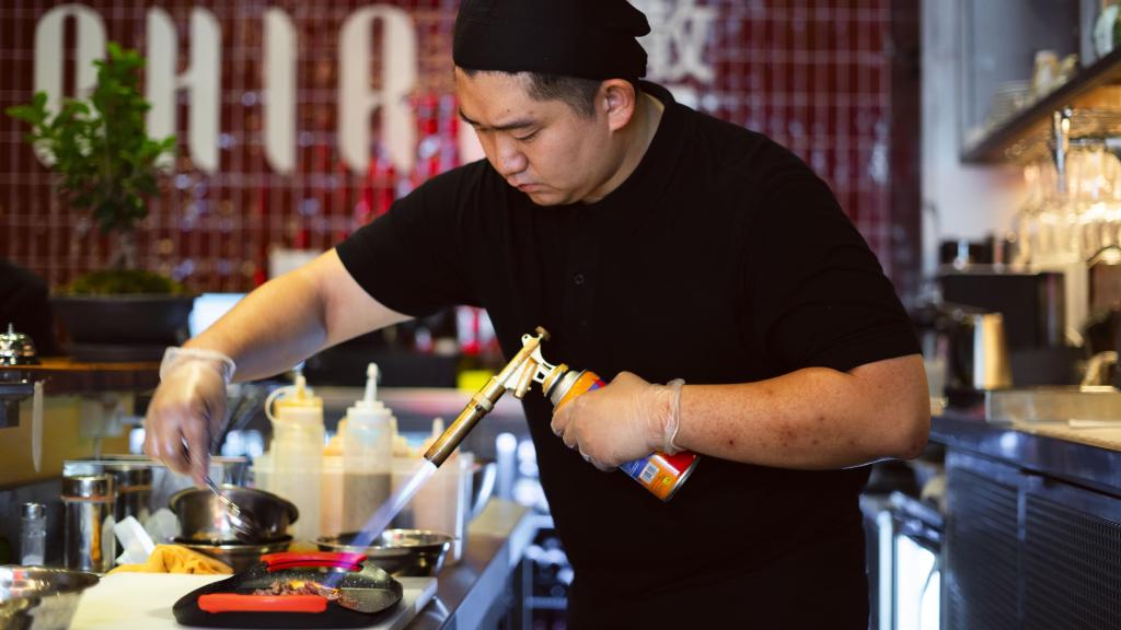 Michael Chen Bao en la barra de Chiru, en Chueca, calle Infantas.