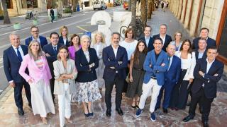 Foto de familia de miembros y patronos de Fundación Lab, junto a uno de los 'contramonumento' impulsados desde la entidad, dentro de una iniciativa pionera que convierte los retos que frenan el progreso –como la falta de inversión en innovación o la baja productividad– en esculturas que toman las calles de Valencia durante este 22 y 23 de septiembre.