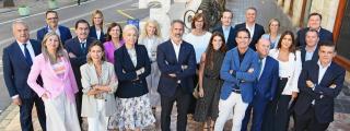 Foto de familia de miembros y patronos de Fundación Lab, junto a uno de los 'contramonumento' impulsados desde la entidad, dentro de una iniciativa pionera que convierte los retos que frenan el progreso –como la falta de inversión en innovación o la baja productividad– en esculturas que toman las calles de Valencia durante este 22 y 23 de septiembre.