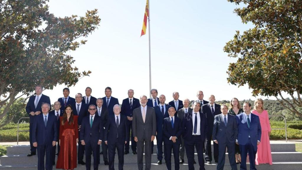 Foto de familia del Consejo de Cámaras tras etregar a el Rey la primera Medalla de Honor con distintivo de brillantes de la institución