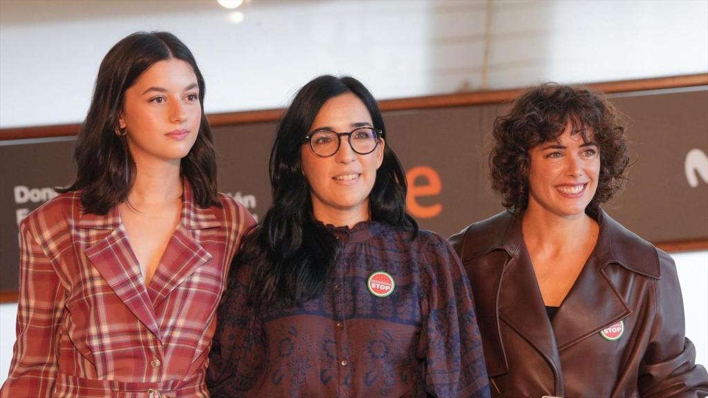 La actriz Blanca Soroa; la directora Alauda Ruiz de Azúa y la actriz Patricia López Arnaiz, durante la presentación de ‘Los Domingos’ en el Festival de Cine de San Sebastián,