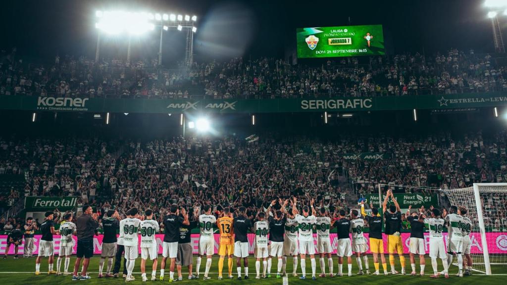 Los jugadores del Elche celebran la victoria con la afición.
