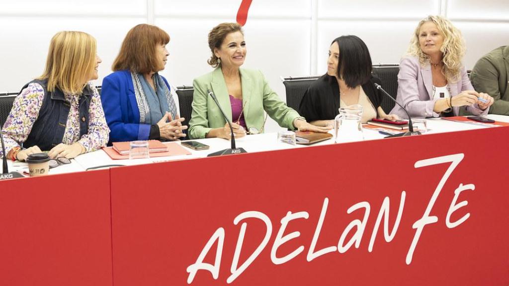 María Jesús Montero y Montse Mínguez durante la reunión de la Ejecutiva