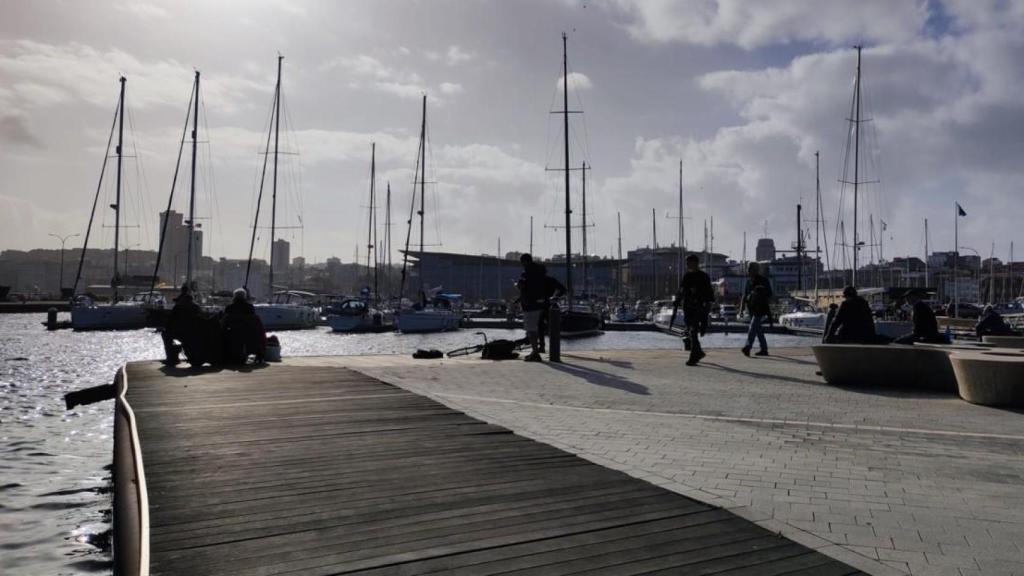 Pescadores y turistas en O Parrote de A Coruña.