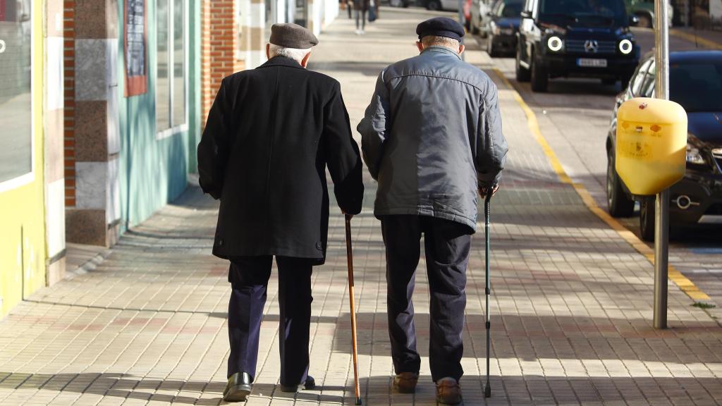 Dos personas mayores pasean por una calle de Ponferrada, en una imagen de archivo