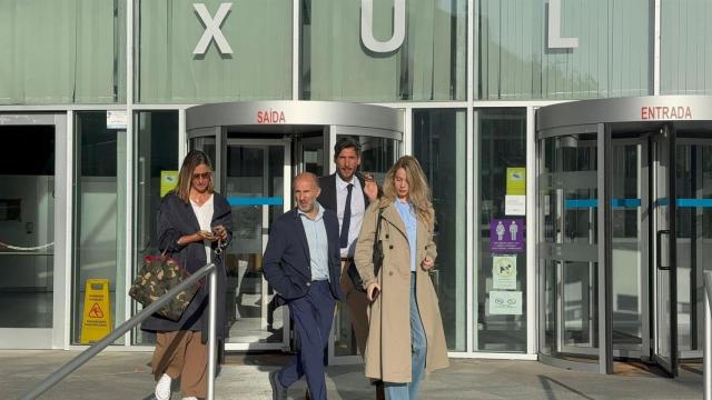 El alcalde de Ourense, Gonzalo Pérez Jácome, acompañado de su abogado y de la concejala de Dinamización y Política Social, Noa Rouco, a la salida del juzgado después de haber sido citado a declarar.