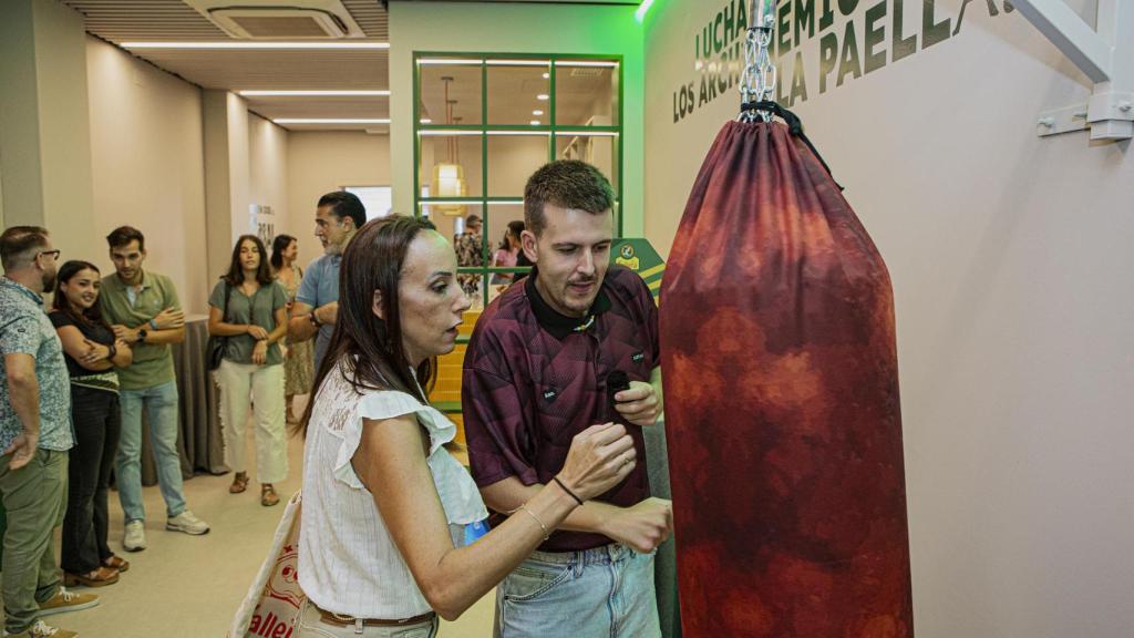 Saco de boxeo en forma de chorizo en el Casal de La Fallera.