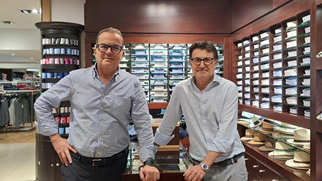 Vicente y Carlos Benavent en la tienda de Dr. Gadea.