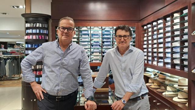 Vicente y Carlos Benavent en la tienda de Dr. Gadea.