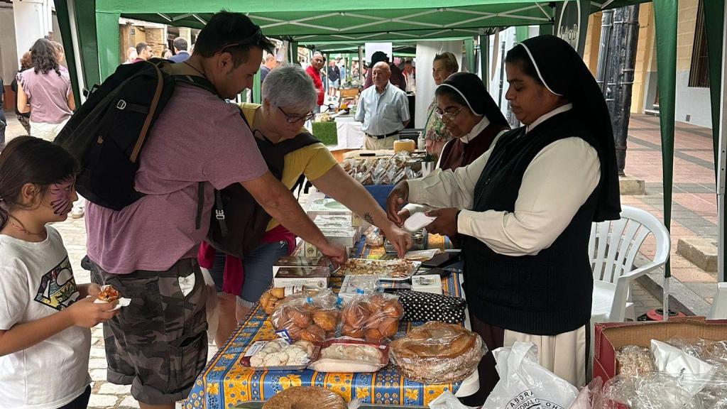 El mercado de Villalón de Campos dando a probar sus deliciosos quesos