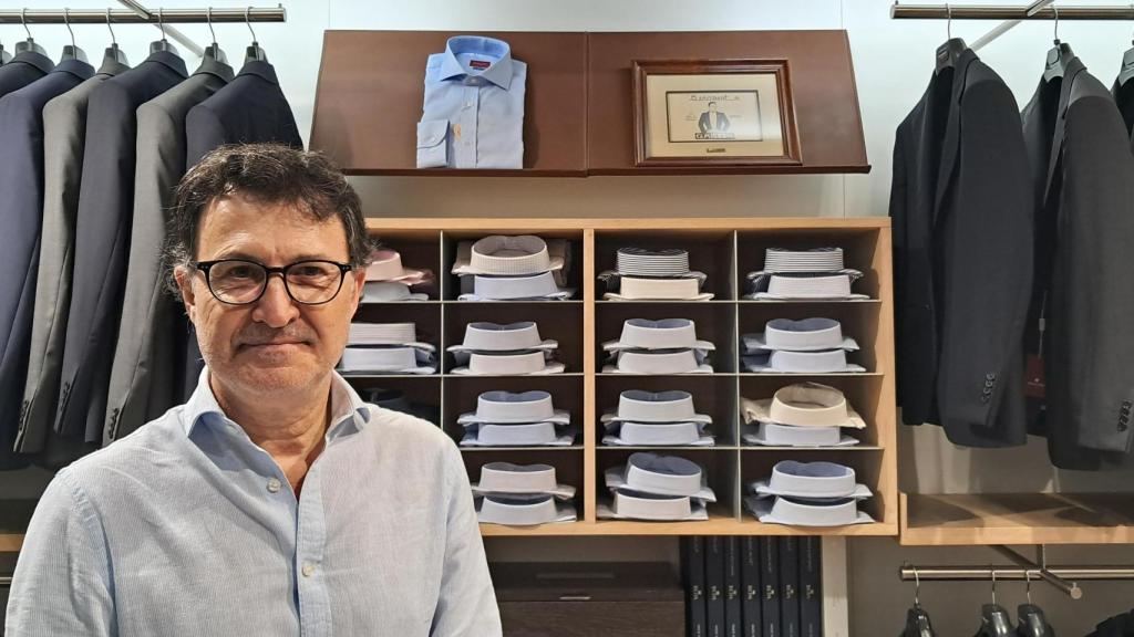 Carlos Benavent, cuarta generación de sastres en Alicante