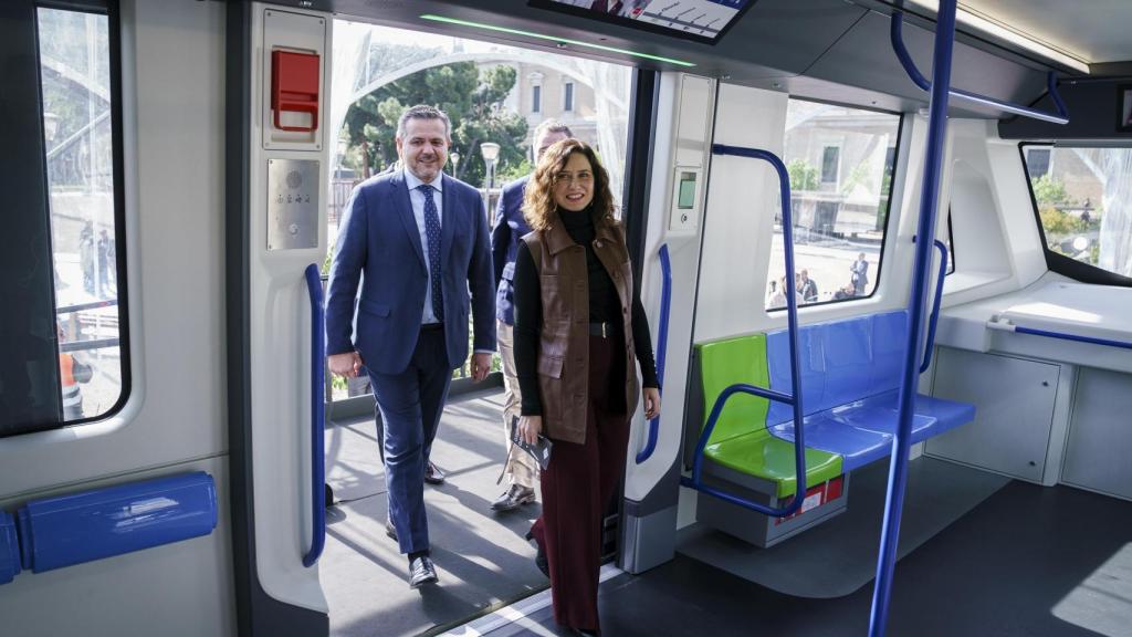 Isabel Díaz Ayuso entrando a un vagón de Metro ficticio.