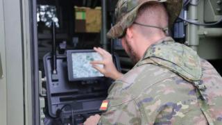 Un soldado del Regimiento de Guerra Electrónica 31 maneja información integrada en un monitor portátil durante el ejercicio Atlas 21.