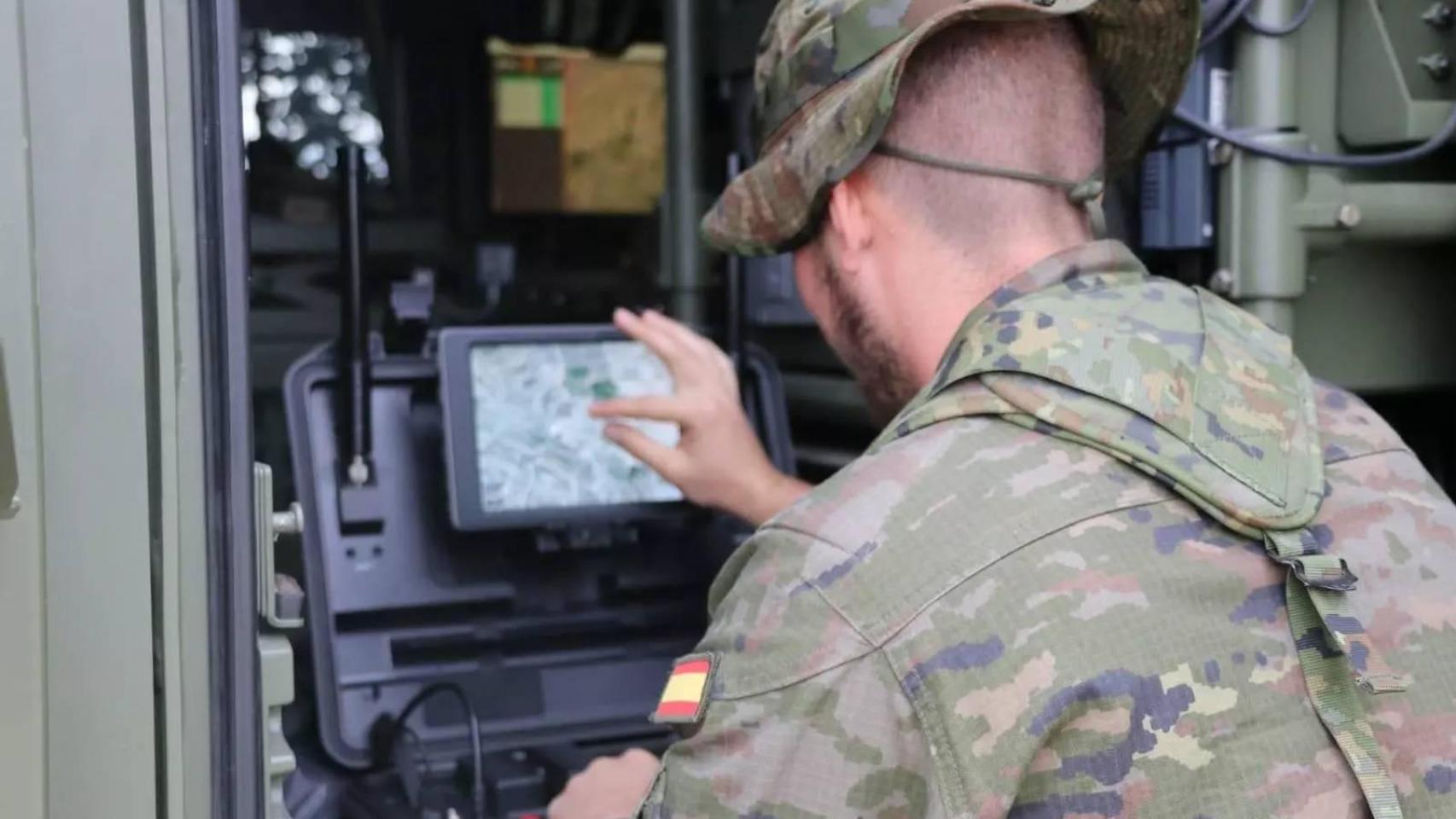 Un soldado del Regimiento de Guerra Electrónica 31 maneja información integrada en un monitor portátil durante el ejercicio Atlas 21