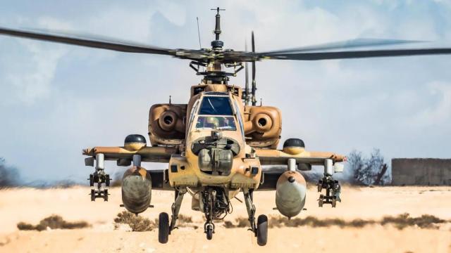 Primer plano de un helicóptero Apache israelí