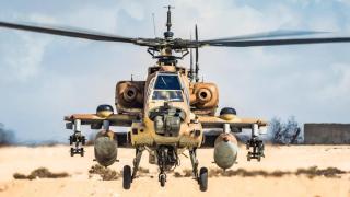 Primer plano de un helicóptero Apache israelí