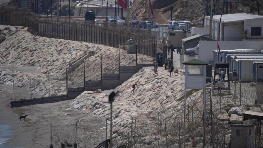 Una persona migrante consigue cruzar a Ceuta, 27 de julio de 2025, en Ceuta (España).