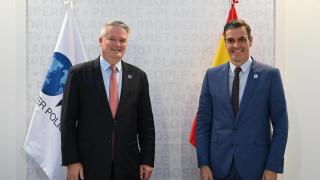 El presidente del Gobierno, Pedro Sánchez, se reúne con el secretario general de la OCDE, Mathias Cormann.