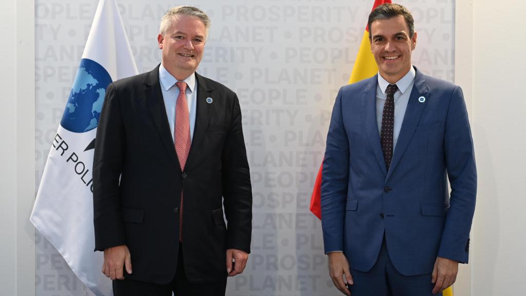El presidente del Gobierno, Pedro Sánchez, se reúne con el secretario general de la OCDE, Mathias Cormann.