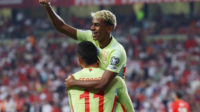 Lamine Yamal celebra un gol con la selección española.