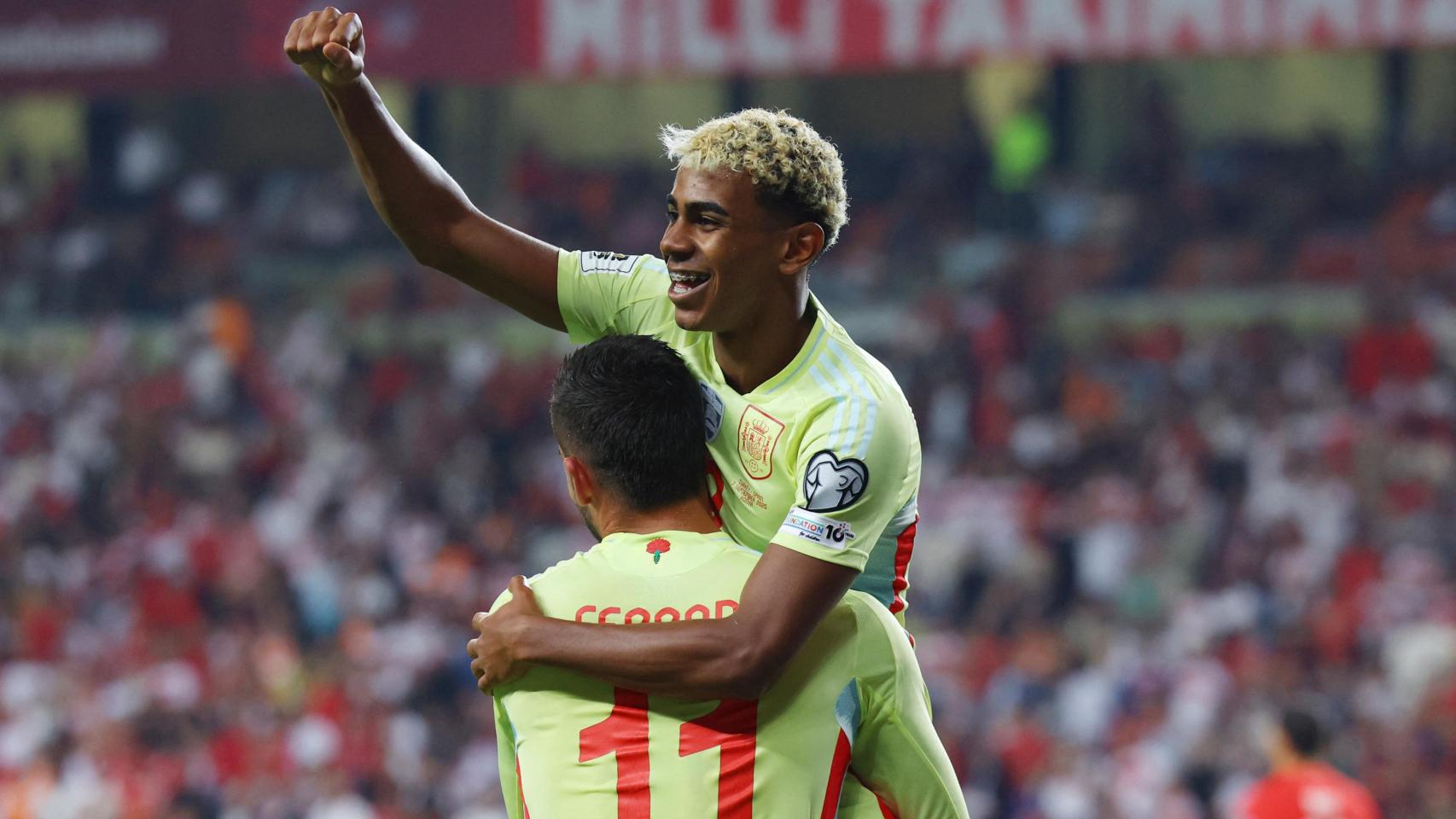 Lamine Yamal celebra un gol con la selección española.