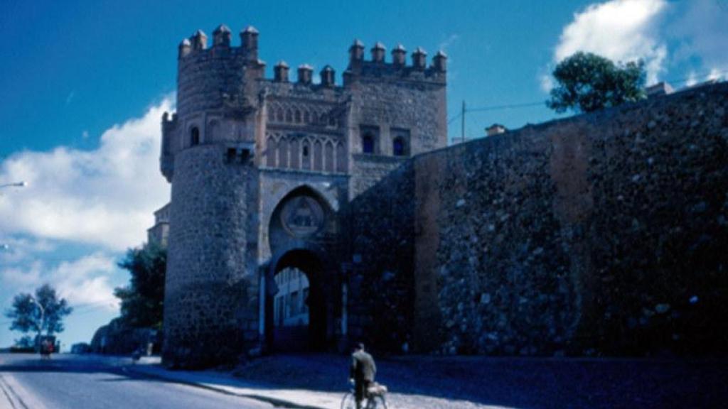 Un ciclista junto a la Puerta del Sol. Fotografía de Yakoubian Kurkjian en el otoño de 1960. Mediateca del INAH (Gobierno de México)