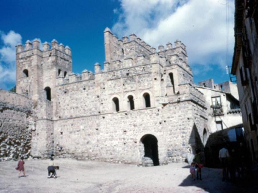 Puerta de Alfonso VI o vieja de Bisagra. Fotografía de Yakoubian Kurkjian en el otoño de 1960. Mediateca del INAH (Gobierno de México)