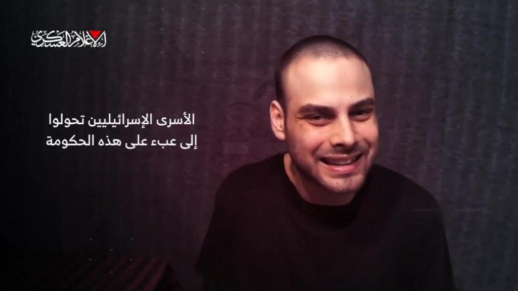El rehén Alon Ahel, filmado tras 700 días de secuestro.