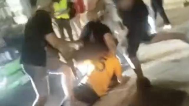 El momento en el que un joven recibe una paliza en las fiestas de Moralzarzal