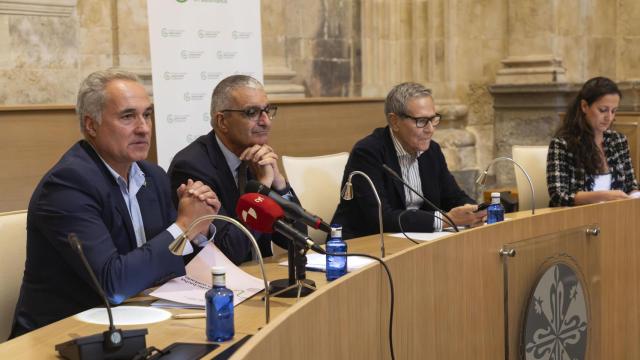 Presentación del World Cancer Research Day que se celebra en Salamanca el 23 de septiembre, a cargo del presidente nacional de la Asociación Española contra el Cáncer (AECC), Ramón Reyes; el presidente de la AECC de Salamanca, Ángel Losada, y el director del Centro de Investigación del Cáncer, Xosé Bustelo.