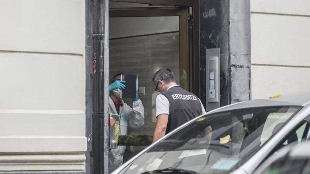 La Ertzaintza recoge huellos en el portal frente al que Ayman L. fue apuñalado este domingo.