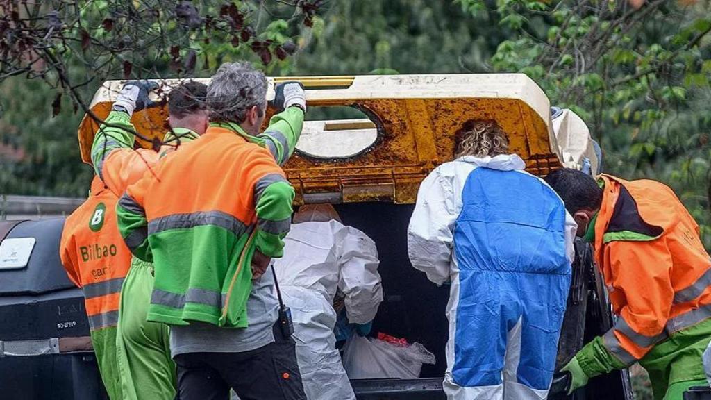 La Ertzaintza inspecciona unos contenedores cercanos al lugar donde se apuñaló a Ayman L.