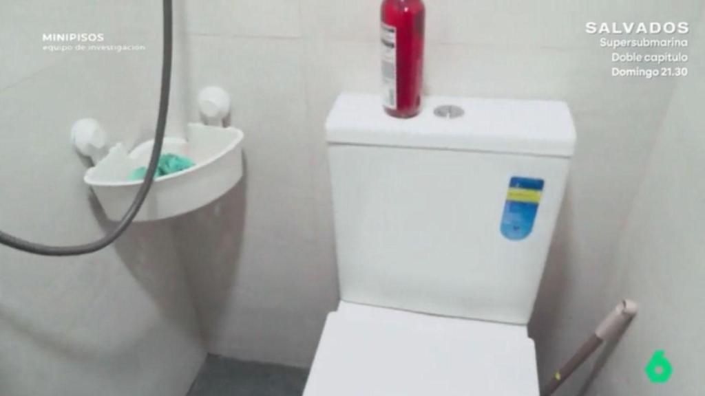Baño del 'nano piso' de Víctor Caucedo