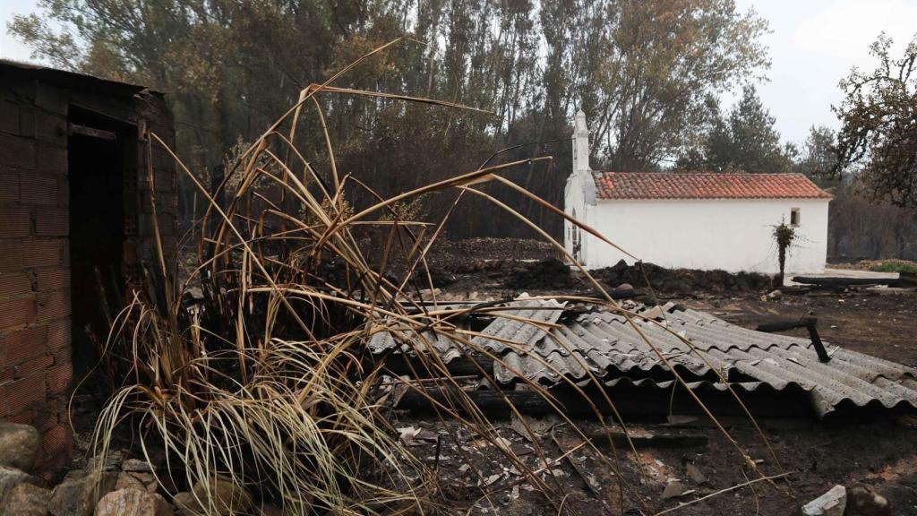 Zonas calcinadas por el incendio de Pontón durante la realización de labores de extinción del incendio de Pantón, a 22 de septiembre de 2025, en Pantón, Lugo (España).