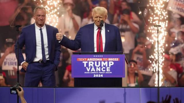 Donald Trump junto a Robert Kenndy Jr., secretario de Salud de los Estados Unidos, durante un mitin.  (Archivo)
