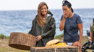 Laura Madrueño enseña una recompensa a Fani Carbajo en 'Supervivientes'.