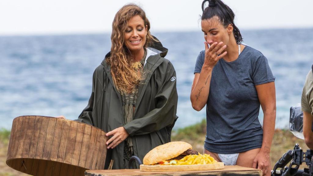 Laura Madrueño enseña una recompensa a Fani Carbajo en 'Supervivientes'.